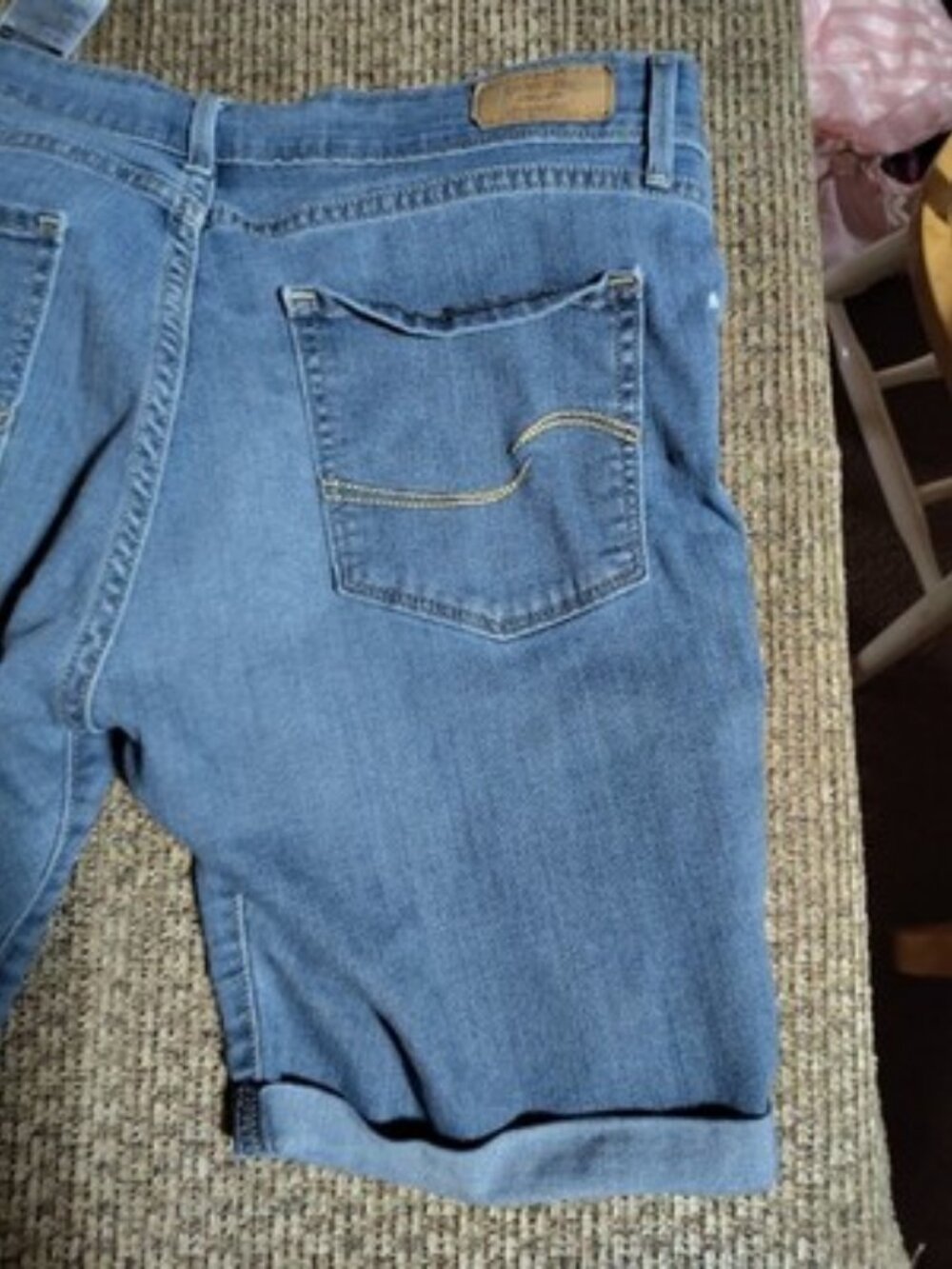 Signature Levi Strauss Modern Bermuda 9" Cuffed Shorts, Sz 14 Mid Wash Stretch - Picture 8 of 9